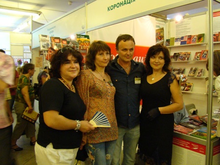 Біля стенду "Коронації слова" Галина Вдовиченко, Михайло Рошко, Міла Іванцова