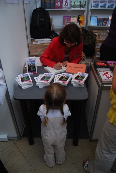 Автограф-сесія на форумі. Молоде покоління читачів. (щиро дякую Ігорю Жуку за вдалий кадр!)