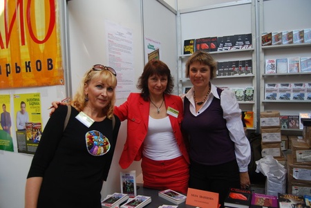 Львівський форум видавців, стенд Нори-Друк, Ірен Роздобудько, Міла Іванцова, Елеонора Симонова