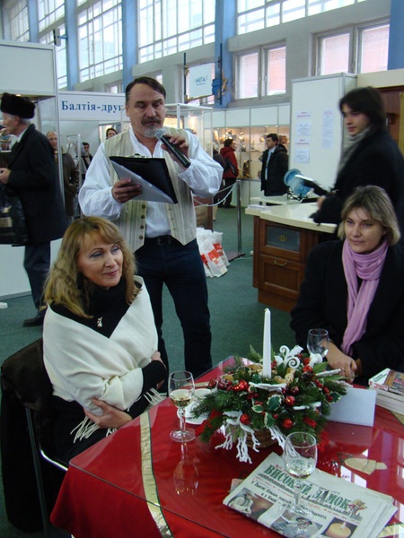 Відкриття книжкового ярмарку - представляють Ірен Роздобудько (поруч - видавець Елеонора Сімонова)