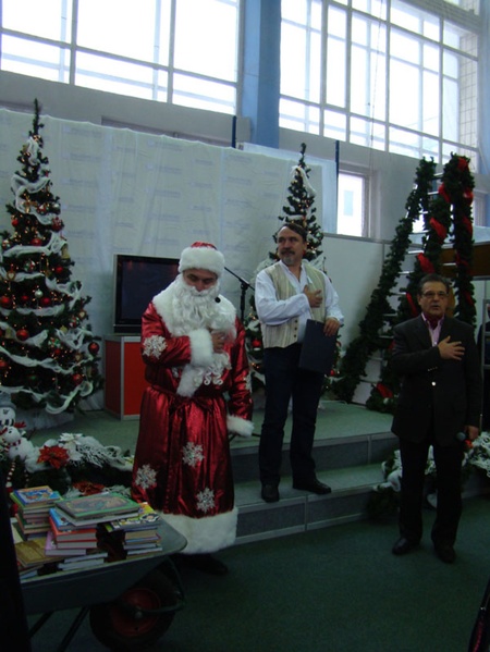 Під Гімн України - Св. Миколай, його брат пан Капранов та організатор виставки пан Едвін Задорожний.