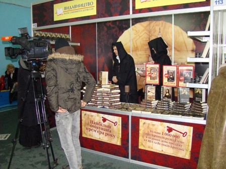 Стенд з книжками Дена Брауна