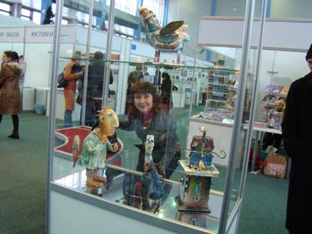 Одна з вітрин виставки неймовірних скульптур севастопольського художника Дмитра Кравцова