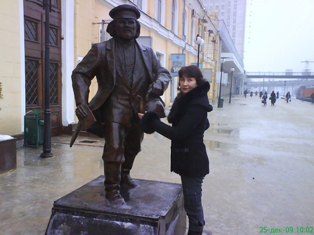 На пероні Харкова нас зустрічає всім відомий "Отець Федір" з "12 стільців" Ільфа та Петрова - це обі