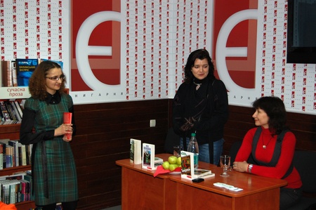 Тетяна Терен (ведуча телепередачі "Книжковий кошик"), Галина Вдовиченко, Міла Іванцова в книгарні "Є