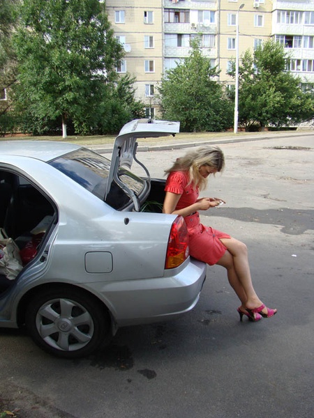 Блондинка. Думає.