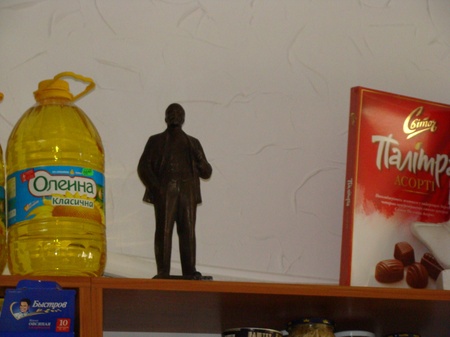 На полиці мукачівської крамниці - поруч.