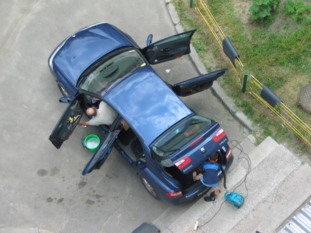 Хлопчик саме вилазить із багажника