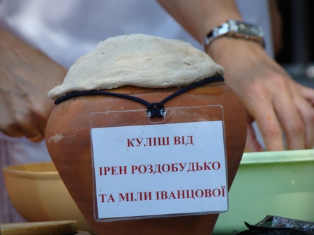 Куліш на подвір'ї музею О.Гончара. Горщичок для "оцінок".