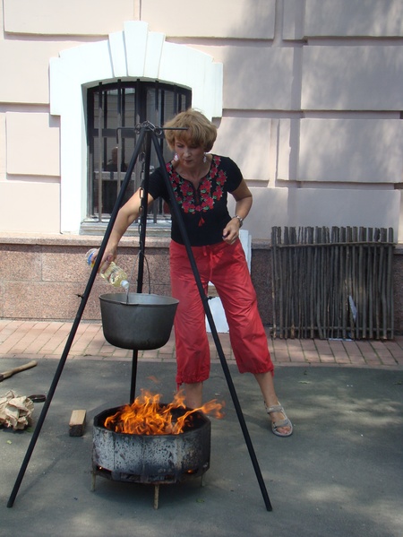 Куліш на подвір'ї музею О.Гончара