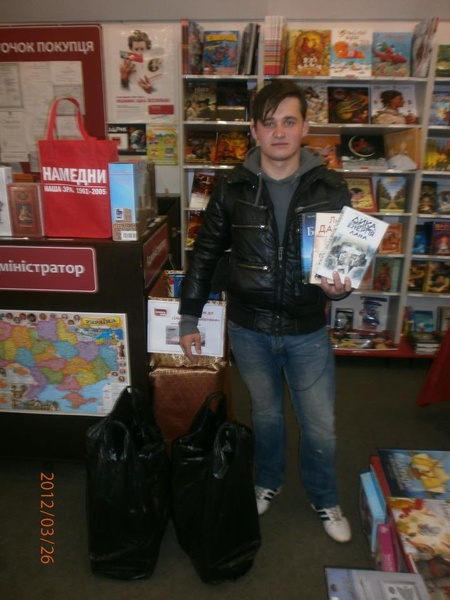 А цей хлопець просто приніс аж 61 класну книжку від себе! Дякуємо!!!