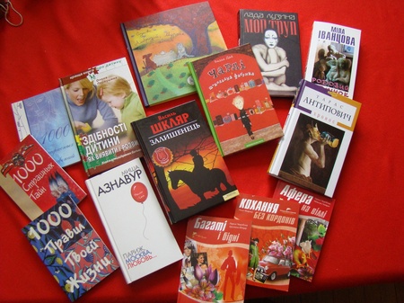 Ось лишень частина книжок, принесених у перші дні до "Читайки", а ще несуть книжки до коробки в книгарні на Пушкінській 8-А!