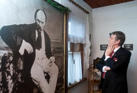 9.03.09 В день народження Т.Г.Шевченка музей відвідав президент України