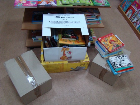 Коробки в книгарні на Пушкінській 8-А