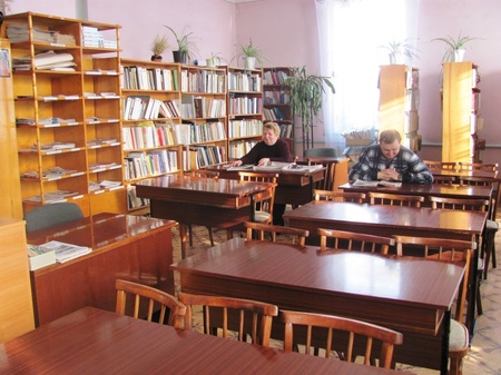 Бібліотека в м.Кобеляки Полтавської обл. - хоч і в райцентрі, але фонди дуже і дуже скромні і обділені сучасними книжками.