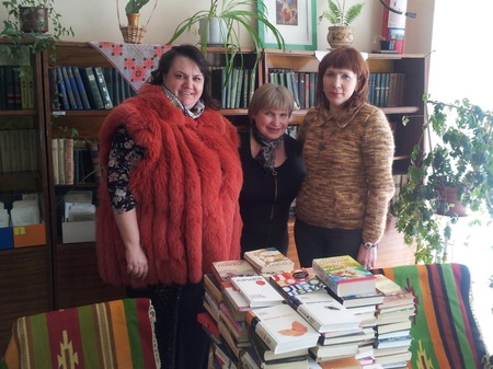 А у Львові перша партія книжок пішла у міський будинок престарілих, а вже наступні книжки поїдуть по селах. Організатор там - Наташа Карпова, книгарня ділової літератури Leolebook та HR-кав'ярня